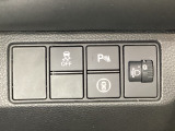 ハンドルの右側にはヘッドライトレベライザーとVSA(ABS+TCS+横滑り抑制)の解除スイッチがついています。ヘッドライトレベライザーは道路状況や積荷の加重に応じてライトの高さを調節できます。