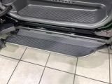 メーカーオプションの【ユニバーサルステップ】を装備。スライドドアと連動したステップにより、小さなお子様の乗り降りがし易くなります♪