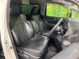 運転席まわりには十分なスペースがあり、大柄な方でもゆったり運転していただける環境です。