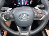 オーディオや運転支援機能などを手元で操作できるステアリングスイッチ。操作時の視線移動が少なく、安全にも貢献します。