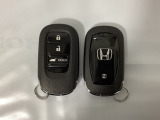 スマートキーを装備しています。鍵を差し込むことなくドアロックの開け閉めと、スタートボタン操作でのエンジンスタートができます。ボタン操作でトランクが開けられる電動テールゲートのボタンもついています。
