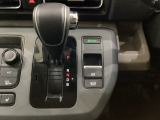 CVT車のセレクトレバーです。低速から高速まで、変速ショックのないスムーズな走りと、エンジン効率のよい領域を維持して燃費にも貢献します。サイドブレーキはスイッチ操作の電子制御パーキングブレーキです。