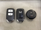 スマートキーを装備しています。鍵を差し込むことなくドアロックの開け閉めと、スタートボタン操作でのエンジンスタートができます。加えて、純正リモコンエンジンスターター用の操作キーもついています。