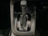 CVT車のセレクトレバーです。低速から高速まで、変速ショックのないスムーズな走りと、エンジン効率のよい領域を維持して燃費にも貢献します。サイドブレーキはスイッチ操作の電子制御パーキングブレーキです。