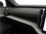 パーティクル・パネルには、プラスチック廃材を粉砕したリサイクル素材が使用されており、ひとつひとつ模様が異なる画期的なデコラティブ・パネルです。