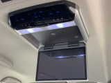 【フリップダウンモニター】大画面モニターで後席でもエンタメをお楽しみいただけます。小さなお子様にも大人気の装備です♪