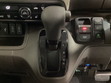 CVT車のセレクトレバーです。低速から高速まで、変速ショックのないスムーズな走りと、エンジン効率のよい領域を維持して燃費にも貢献します。サイドブレーキはスイッチ操作の電子制御パーキングブレーキです。