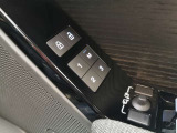 【メモリー機能付き電動シート】3パターンまでシートの位置を記憶させることができます。これで家族間でもスイッチ一つで自身の椅子の位置にセットできます。