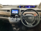 車内は光触媒抗菌消臭施工済です。スタイリッシュなデザインで暖かみのあるインパネ周りを演出します。グローブボックスやカップホルダーのほかにトレーなどたくさんの収納スペースが装備されています。