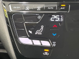 【オートエアコン】一度お好みの温度に設定すれば、車内の温度を検知し風量や温度を自動で調整。暑い&hellip;寒い&hellip;と何度もスイッチ操作をする必要はありません。快適な車内空間には必須の機能ですね♪