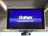 【後席用プルダウンモニター】後ろに乗車している人を飽きさせません♪ テレビやDVDビデオを見ながら楽しいドライブを♪使わない時は格納できますので、ジャマになる事もありません♪