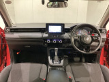 車内は光触媒抗菌消臭施工済です。スタイリッシュなデザインでスポーティなインパネ周りを演出します。グローブボックスやカップホルダーのほかにトレーなどたくさんの収納スペースが付いています。
