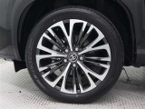 215/50R18タイヤ&18インチアルミホイール(切削光輝/センターオーナメント付)を装着しています。