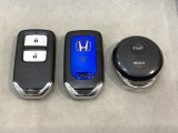 スマートキーを装備しています。鍵を差し込むことなくドアロックの開け閉めと、スタートボタン操作でのエンジンスタートができます。加えて、純正リモコンエンジンスターター用の操作キーもついています。
