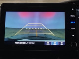 【バックカメラ】運転が苦手な方も車庫入れラクラクです!ギアをリバースに入れれば自動的に切り換わりますので、面倒な操作は不要です♪狭い駐車場もお車を傷つけず安心ですね!