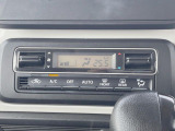 【オートエアコン】一度お好みの温度に設定すれば、車内の温度を検知し風量や温度を自動で調整。暑い&hellip;寒い&hellip;と何度もスイッチ操作をする必要はありません。快適な車内空間には必須の機能ですね♪