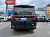 リヤバンパーに内蔵された音波センサーで後方の障害物を検知。駐車場などでのうっかり事故を予防します。