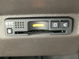ハンドルの右下にETCがついています。高速道路の料金所の通過も楽々です!。 カードの取り出しもしやすい場所についています。