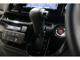 インパネシフトだから視線の移動も少なく足元もスッキリ♪運転席もゆったりしているのでゆとりを持ってドライブできますね!
