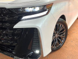 【シーケンシャルターンランプ付きLEDヘッドライト】人気の『流れるウィンカー』付きのLEDヘッドライトを装備♪高級感はもちろん、点灯時は存在感たっぷりで他車からも認識されやすく安心です。