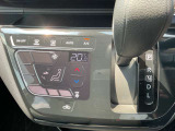 タッチパネルのオートエアコンを装備しています、自動で車内の温度調節してくれる便利な装備です。