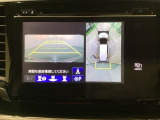 マルチビューカメラシステム搭載車です。お車の周囲を全方位でカバーします。後方・前方・両脇と、コンディションが悪い視界でもカラーモニターに映し出した映像がドライバーをサポートします。