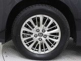 17インチアルミホイール(ハイパークロームメタリック塗装)が装着されています。タイヤサイズ225/60R17