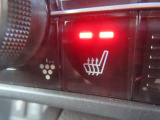 運転席と助手席にはシートヒーターを装備♪シートがとても暖かくなるため、冬期間のドライブに嬉しいアイテムです♪