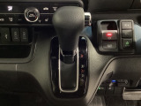 CVT車のセレクトレバーです。低速から高速まで、変速ショックのないスムーズな走りと、エンジン効率のよい領域を維持して燃費にも貢献します。サイドブレーキはスイッチ操作の電子制御パーキングブレーキです。