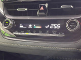 【オートエアコン】一度お好みの温度に設定すれば、車内の温度を検知し風量や温度を自動で調整。暑い&hellip;寒い&hellip;と何度もスイッチ操作をする必要はありません。快適な車内空間には必須の機能ですね♪