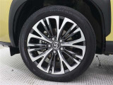 215/50R18タイヤ&18インチアルミホイール(切削光輝/センターオーナメント付)を装着しています。