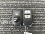 カギをバッグやポケットに入れたままでもドアロックの開閉やエンジン始動ができるスマートキー付き!暗くなってもキー穴を捜す必要が無くとても便利で人気の装備です!取扱説明書とメンテナンスノートも付いています