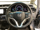 運転にかかわる様々な操作を安全に行えるように視点移動が少なく操作性に配慮されたスイッチ類が凝縮されたコクピットです。