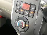 【オートエアコン】一度お好みの温度に設定すれば、車内の温度を検知し風量や温度を自動で調整。暑い&hellip;寒い&hellip;と何度もスイッチ操作をする必要はありません。快適な車内空間には必須の機能ですね♪