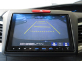 バックカメラの画像です。ガイドラインがスムースな車庫入れをサポートいたします。車庫入れの安心感がアップしますね。