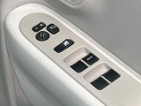 【電動格納ミラー】サイドミラーは電動格納式となっており、狭い駐車場でもキズがつくリスクを抑えられます。
