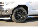 トヨタ タンドラ クルーマックスSR5入庫しました!カスタム多数の1台です!オーバーフェンダー ローダウン FUEL20AW ナビ Bカメラ 唯一無二のスタイルです!お気軽にお問い合わせください!