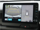 【マルチビューカメラシステム】車両の前後と左右のドアミラーに搭載した計4台のカメラで映します。前方左右を幅広く見渡す視界や、自車を上空から見下ろしたような視界など、合計8種類のビューを設定。