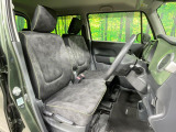 運転席まわりには十分なスペースがあり、大柄な方でもゆったり運転していただける環境です。