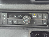 車内環境を自動でコントロールするフルオートエアコン。長距離ドライブも快適です。