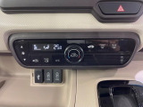 【オートエアコン】一度お好みの温度に設定すれば、車内の温度を検知し風量や温度を自動で調整。暑い&hellip;寒い&hellip;と何度もスイッチ操作をする必要はありません。快適な車内空間には必須の機能ですね♪