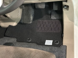新品の純正フロアマット付きです。ドライブの際に気分良く乗って頂けます。
