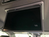 【14型有機ELフリップダウン】三列目からでも迫力のエンタメが観れる大画面フリップダウン。有機ELのモニターでは、一般的なフリップダウンよりも高コントラストでキレイな映像を楽しめます。