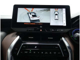 パノラミックビューモニター装備!サイドクリアランスビュー/コーナリングビュー・車両に取り付けたフロント、サイド、バックカメラの映像を合成して画面上に表示させ、車両をうしろ上空から見たような映像を表示。