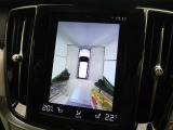 【360&deg;ビューカメラ】4台の高解像度カメラで360度の鳥瞰図を表示。隣の車や壁、死角にある障害物などを画面で確認できるため、狭いスペースでの駐車・出入りも安心です。