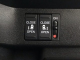 【両側パワースライドドア】両側がパワースライドドアになっており、運転席のスイッチやスマートキーでも開閉が可能です!開口部も広いので乗り降りも楽々♪