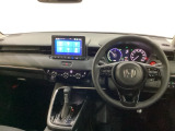 車内は光触媒抗菌消臭施工済です。スタイリッシュなデザインでスポーティなインパネ周りを演出します。グローブボックスやカップホルダーのほかにトレーなどたくさんの収納スペースが付いています。