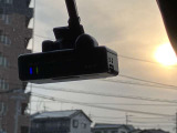 ナビ連動型、ドライブレコーダーを装備。万が一の際に映像を記録し、ナビモニターにて再生、確認を行う事が出来ます。又、駐車監視機能を搭載しておりますので、お車駐車中の当て逃げの際にも自動録画致します