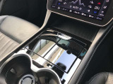 シフトレバーがなく、すっきりしたイメージのセンターコンソールには、大型のカップホルダーと小物入れを備えています