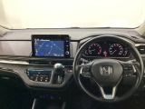 車内は光触媒抗菌消臭施工済です。スタイリッシュなデザインでスポーティなインパネ周りを演出します。グローブボックスやカップホルダーのほかにトレーなどたくさんの収納スペースが付いています。